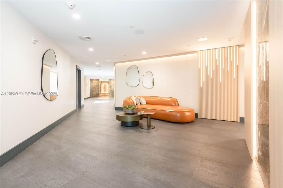 For Sale: $414,000 (1 beds, 1 baths, 736 Square Feet)