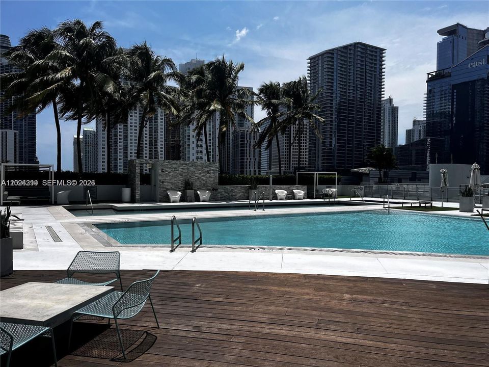 For Sale: $414,000 (1 beds, 1 baths, 736 Square Feet)