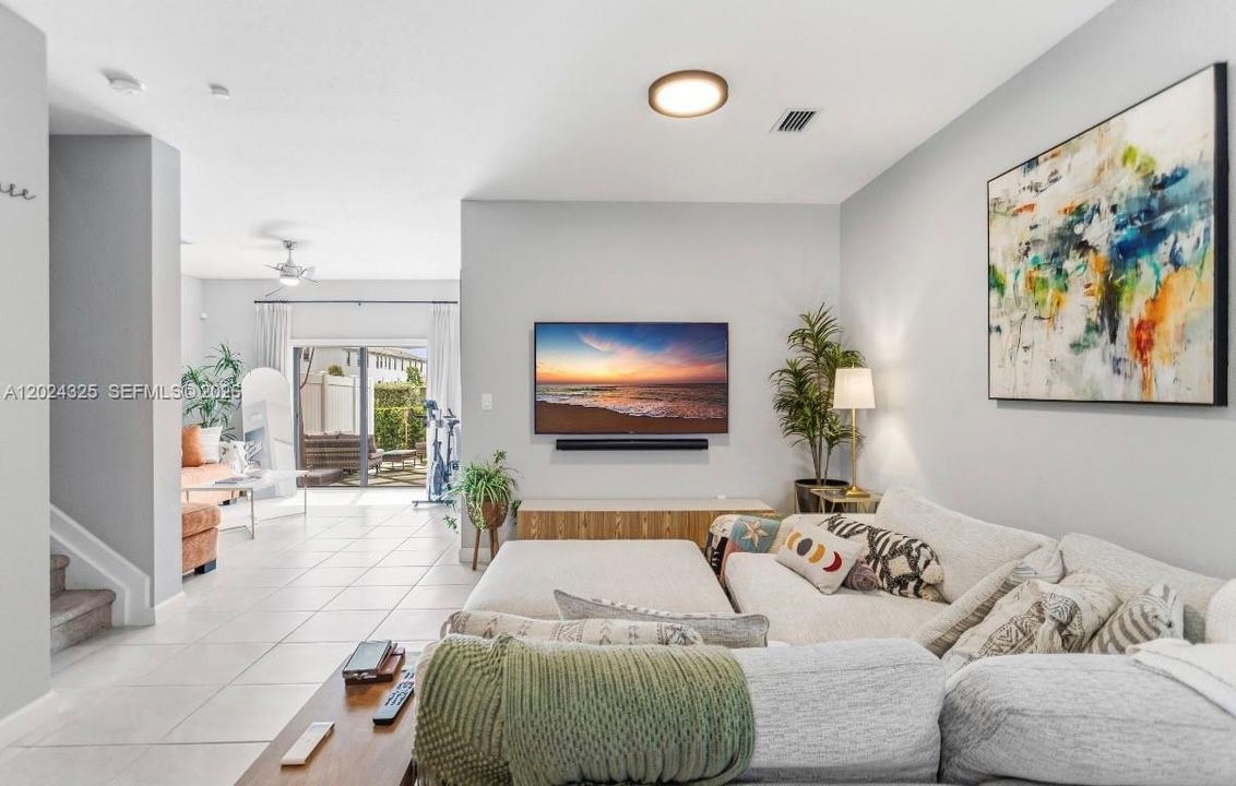 For Rent: $3,990 (3 beds, 2 baths, 1595 Square Feet)