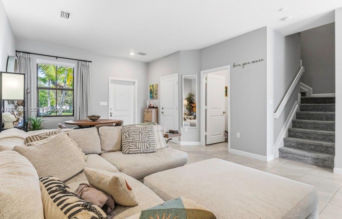 For Rent: $3,990 (3 beds, 2 baths, 1595 Square Feet)