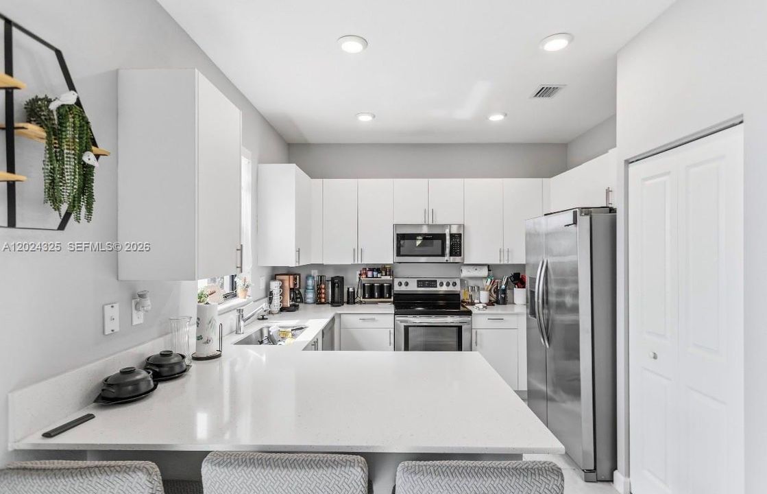 For Rent: $3,990 (3 beds, 2 baths, 1595 Square Feet)