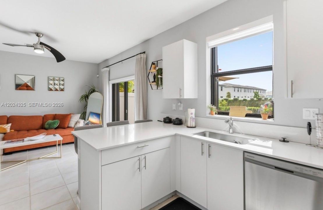 For Rent: $3,990 (3 beds, 2 baths, 1595 Square Feet)