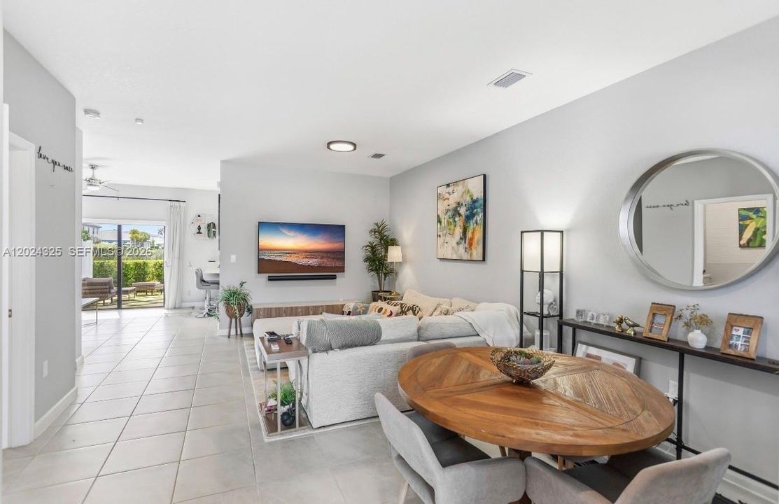 For Rent: $3,990 (3 beds, 2 baths, 1595 Square Feet)