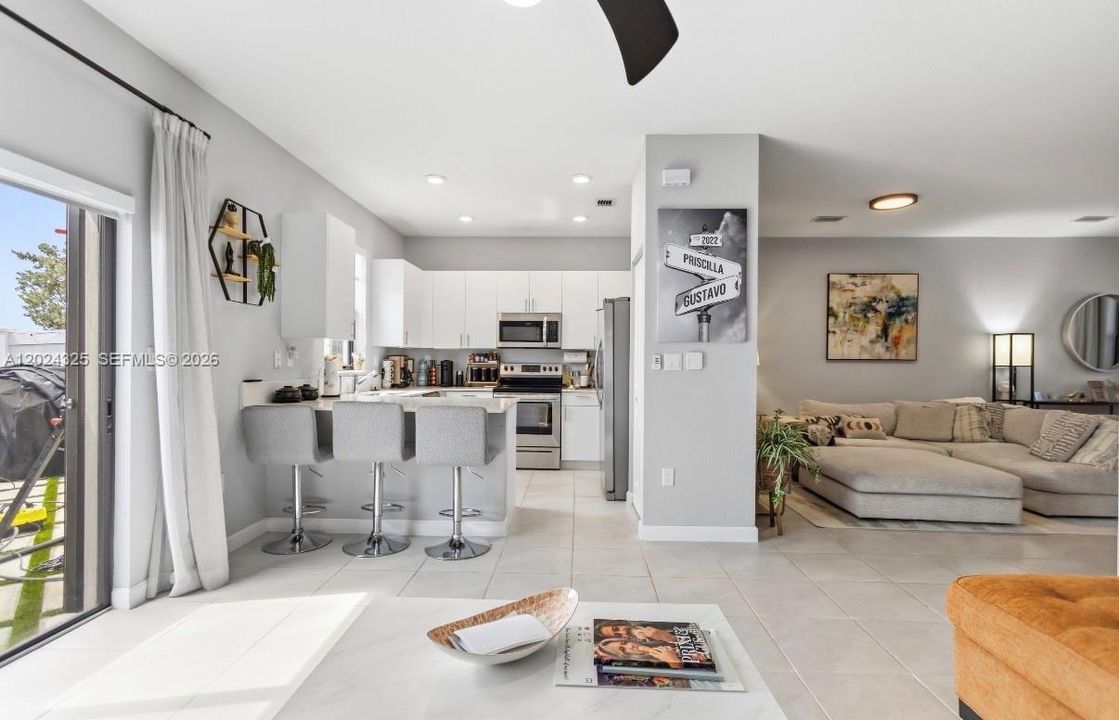 For Rent: $3,990 (3 beds, 2 baths, 1595 Square Feet)