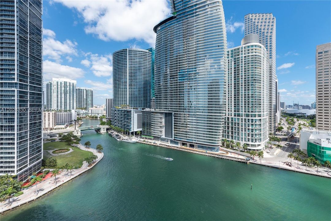 Overlooking Miami River / Downtown