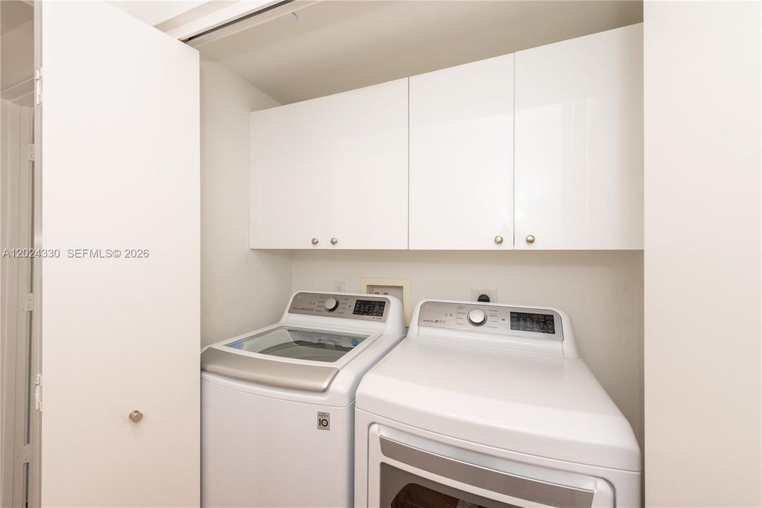 Washer / Dryer Side by Side