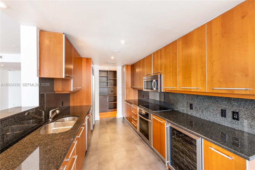 Italian Kitchen - Subzero Refri - Wine Cooler - Granite Counter Tops