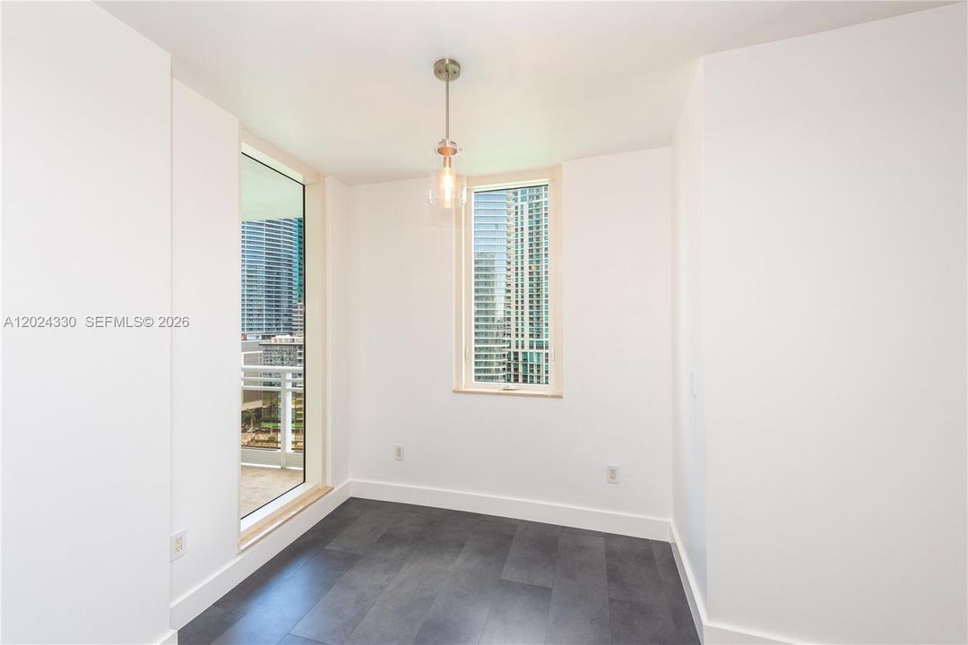 Space for a Dinette / 4 chairs - Natural Light