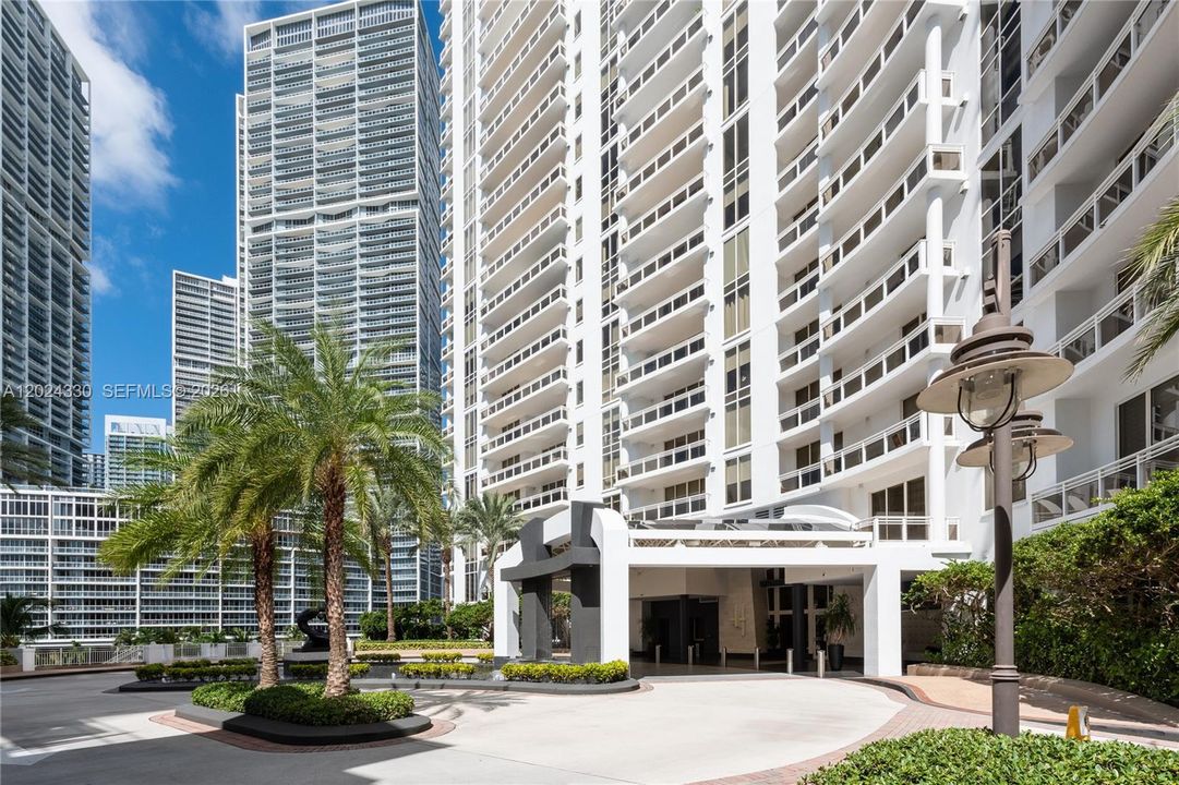 Port Cochere - Complementary Valet Parking