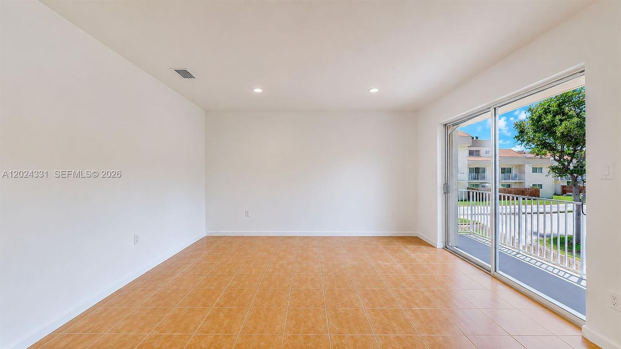 En Venta: $355,000 (3 camas, 2 baños, 1220 Pies cuadrados)