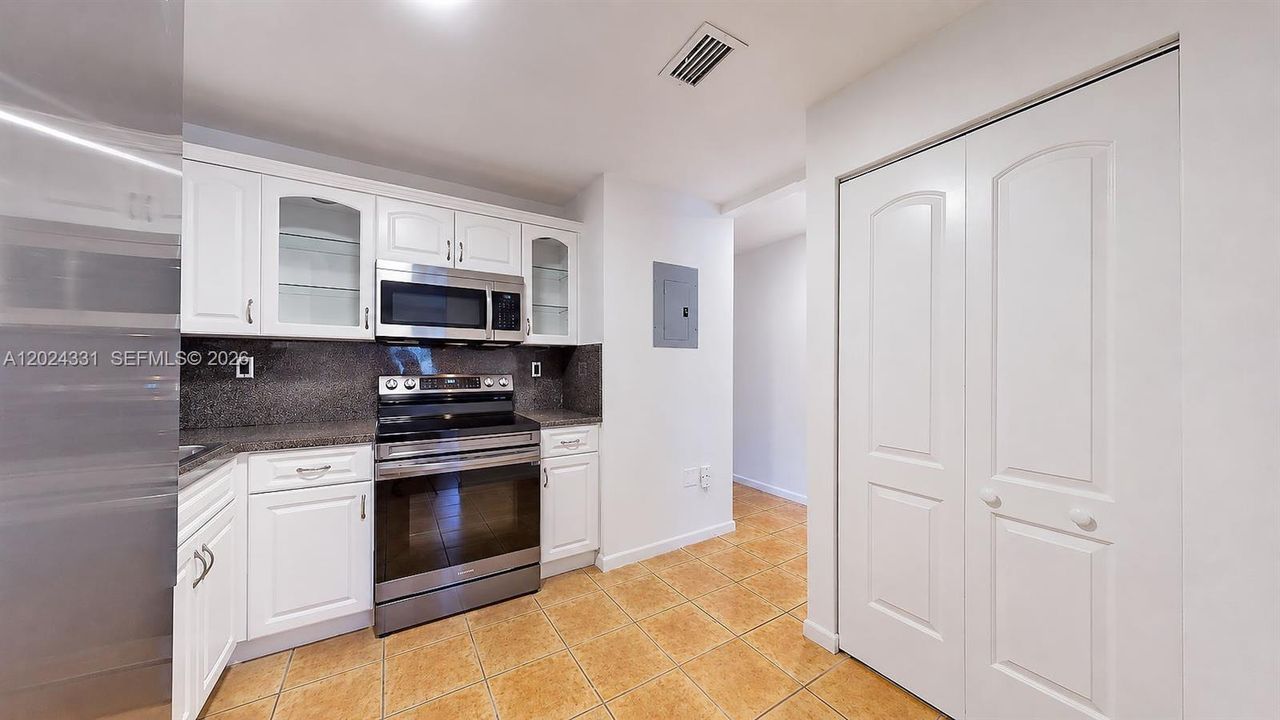 En Venta: $355,000 (3 camas, 2 baños, 1220 Pies cuadrados)