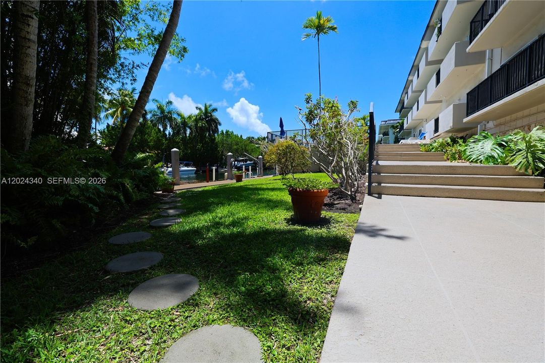 For Sale: $635,000 (2 beds, 2 baths, 1218 Square Feet)