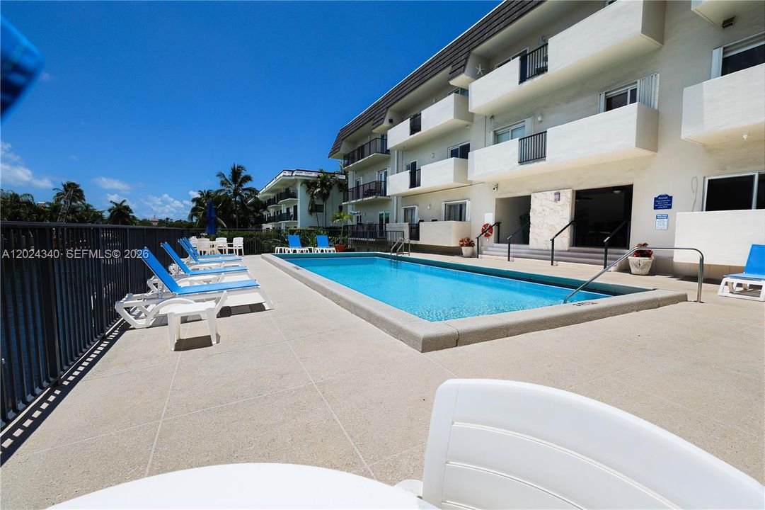 For Sale: $635,000 (2 beds, 2 baths, 1218 Square Feet)