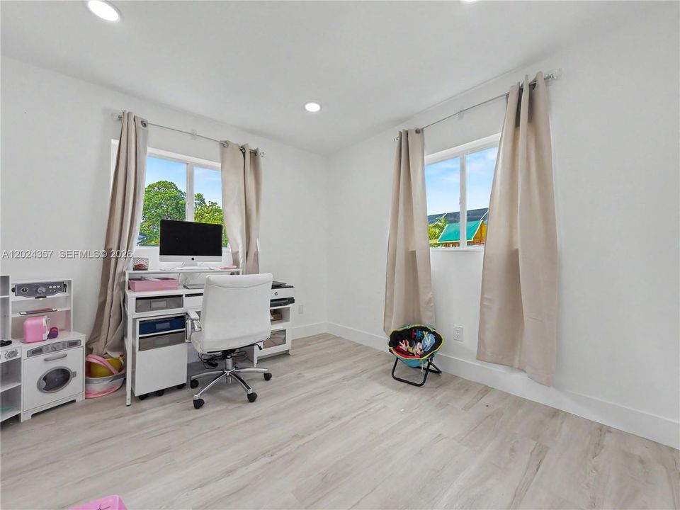 En Venta: $730,000 (5 camas, 3 baños, 1594 Pies cuadrados)