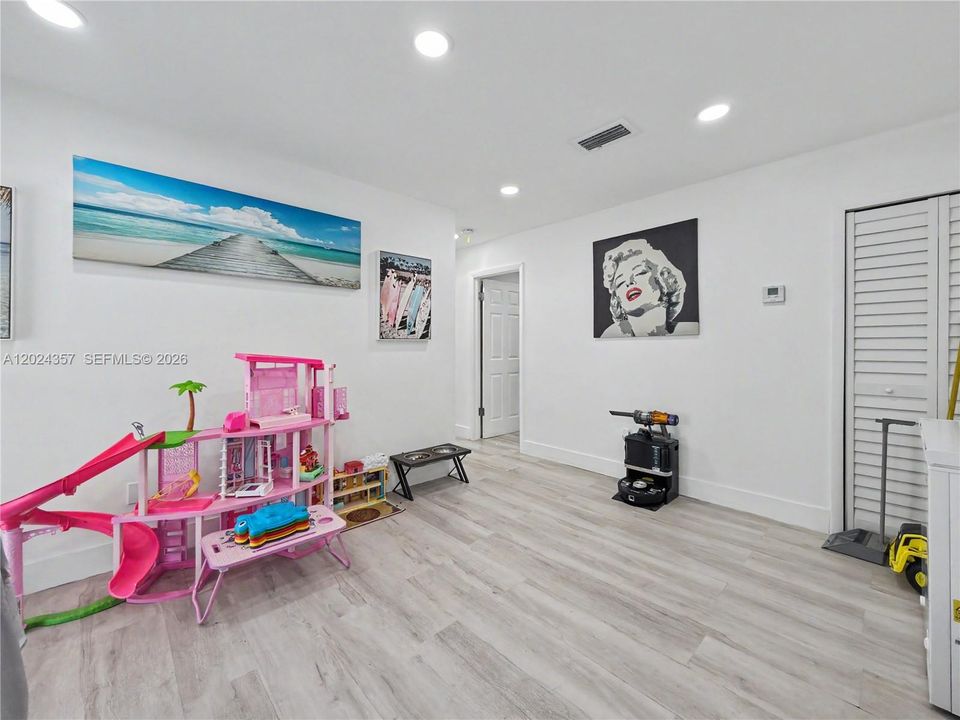 En Venta: $730,000 (5 camas, 3 baños, 1594 Pies cuadrados)