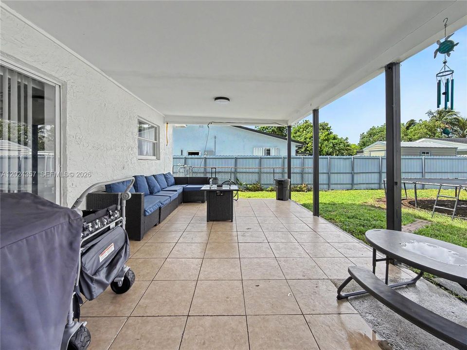En Venta: $730,000 (5 camas, 3 baños, 1594 Pies cuadrados)