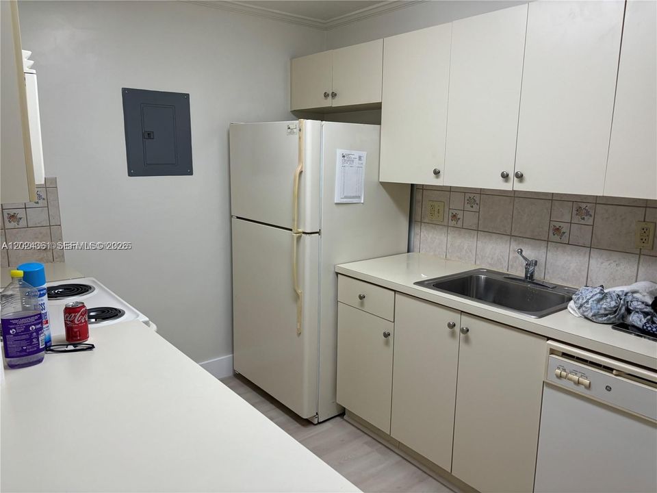 For Rent: $2,200 (2 beds, 2 baths, 955 Square Feet)