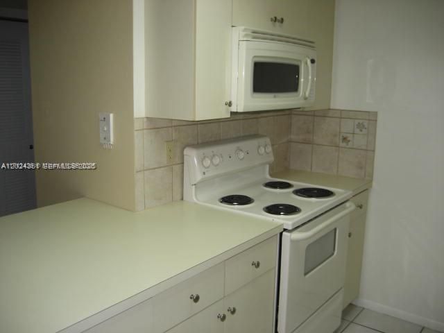 For Rent: $2,200 (2 beds, 2 baths, 955 Square Feet)