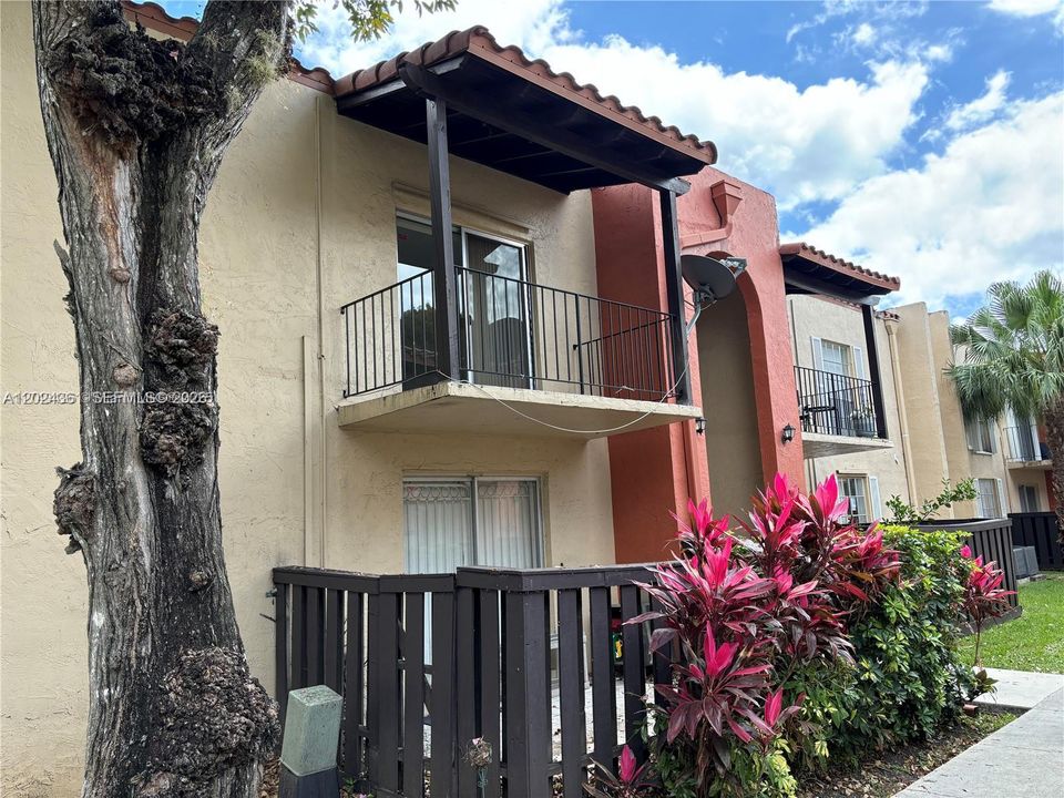 For Rent: $2,200 (2 beds, 2 baths, 955 Square Feet)