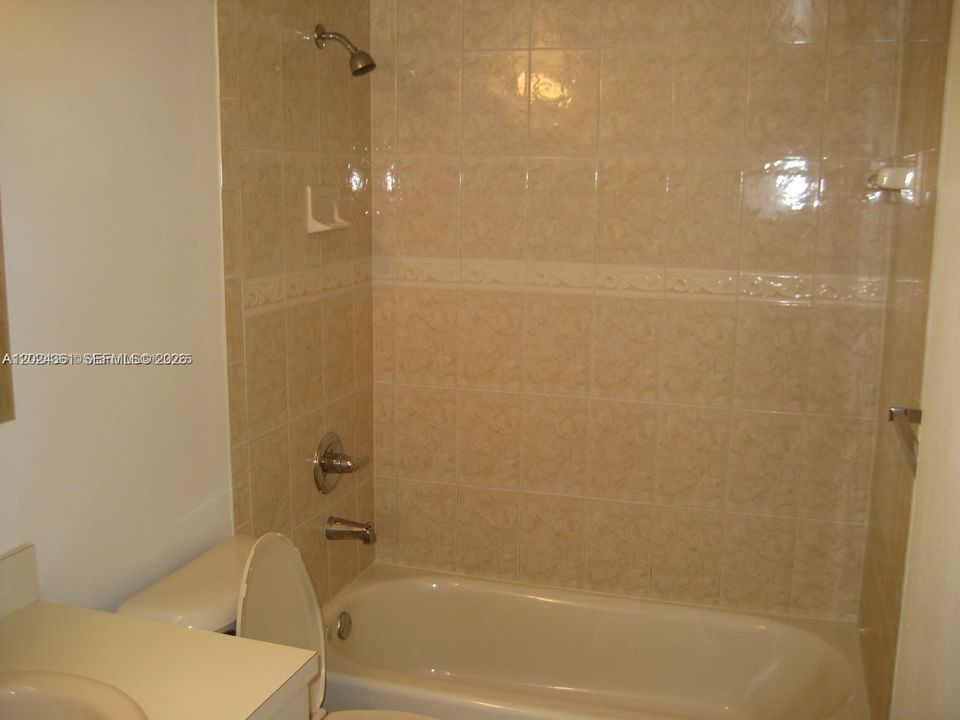 For Rent: $2,200 (2 beds, 2 baths, 955 Square Feet)