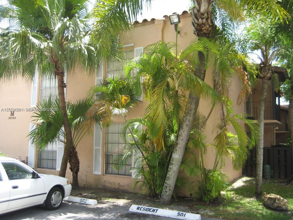 For Rent: $2,200 (2 beds, 2 baths, 955 Square Feet)