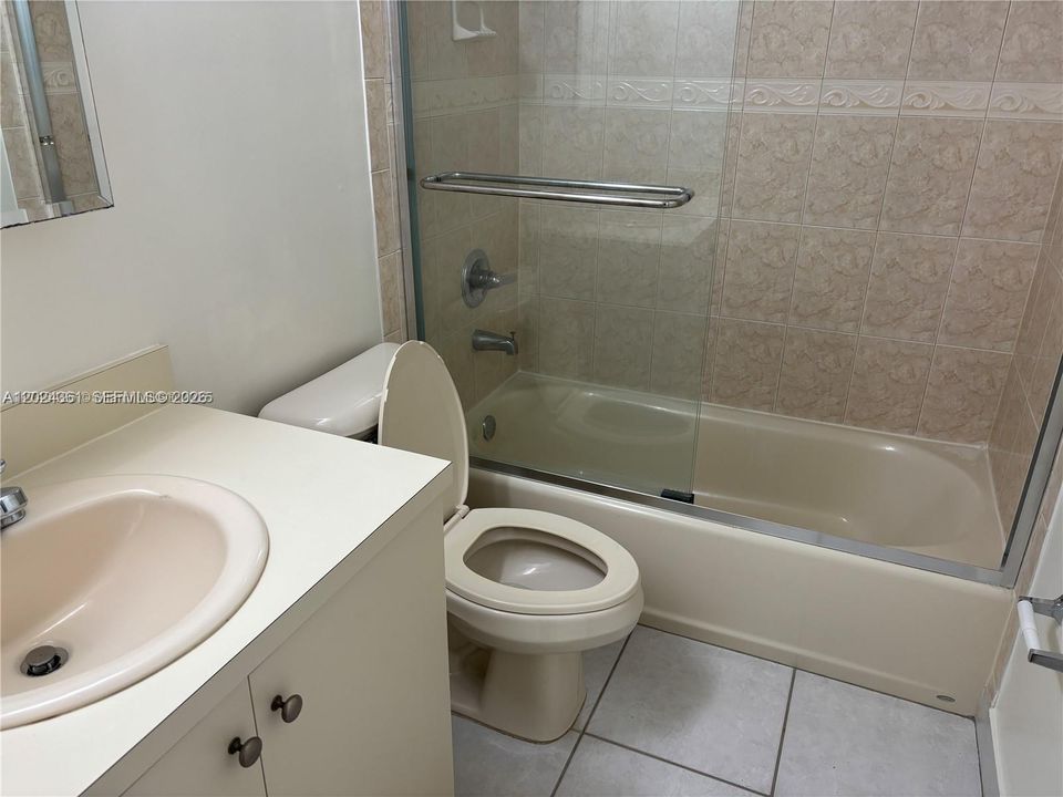 For Rent: $2,200 (2 beds, 2 baths, 955 Square Feet)