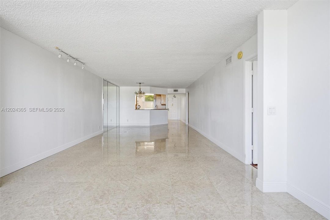 For Sale: $190,000 (2 beds, 2 baths, 1370 Square Feet)