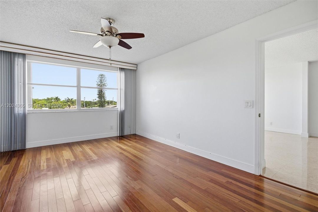 For Sale: $190,000 (2 beds, 2 baths, 1370 Square Feet)