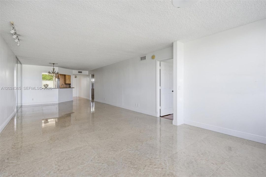 For Sale: $190,000 (2 beds, 2 baths, 1370 Square Feet)