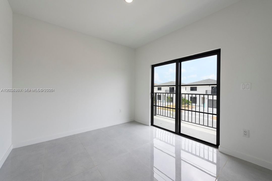 В аренду: $3,690 (5 спален, 3 ванн, 1810 Квадратных фут)