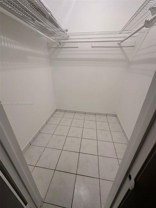 For Rent: $1,400 (1 beds, 1 baths, 720 Square Feet)