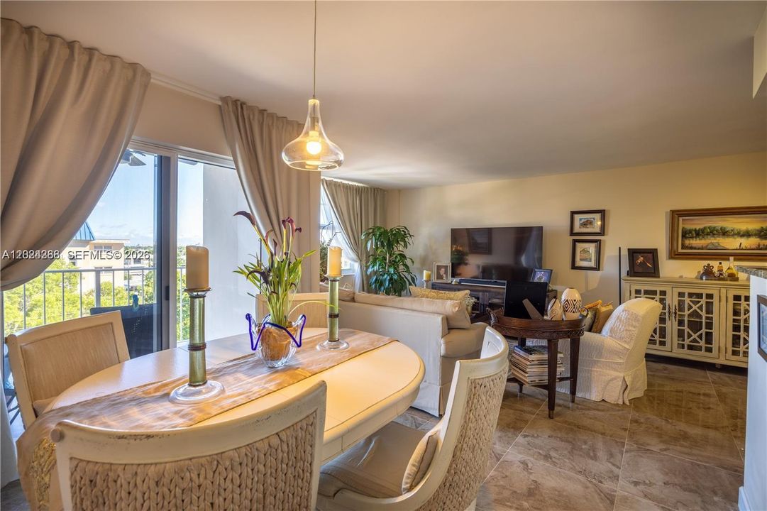 For Sale: $365,000 (2 beds, 2 baths, 1020 Square Feet)