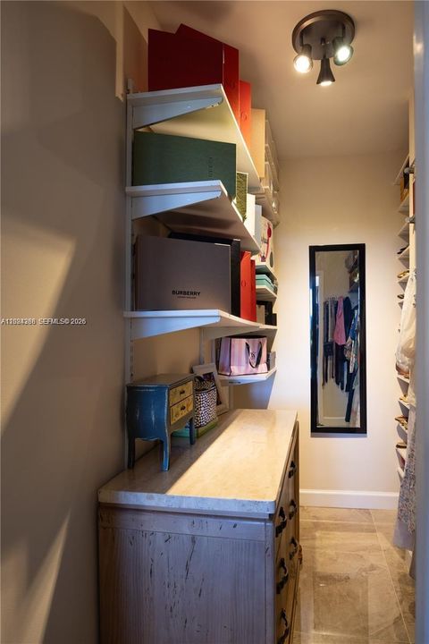 Walk-in-closet