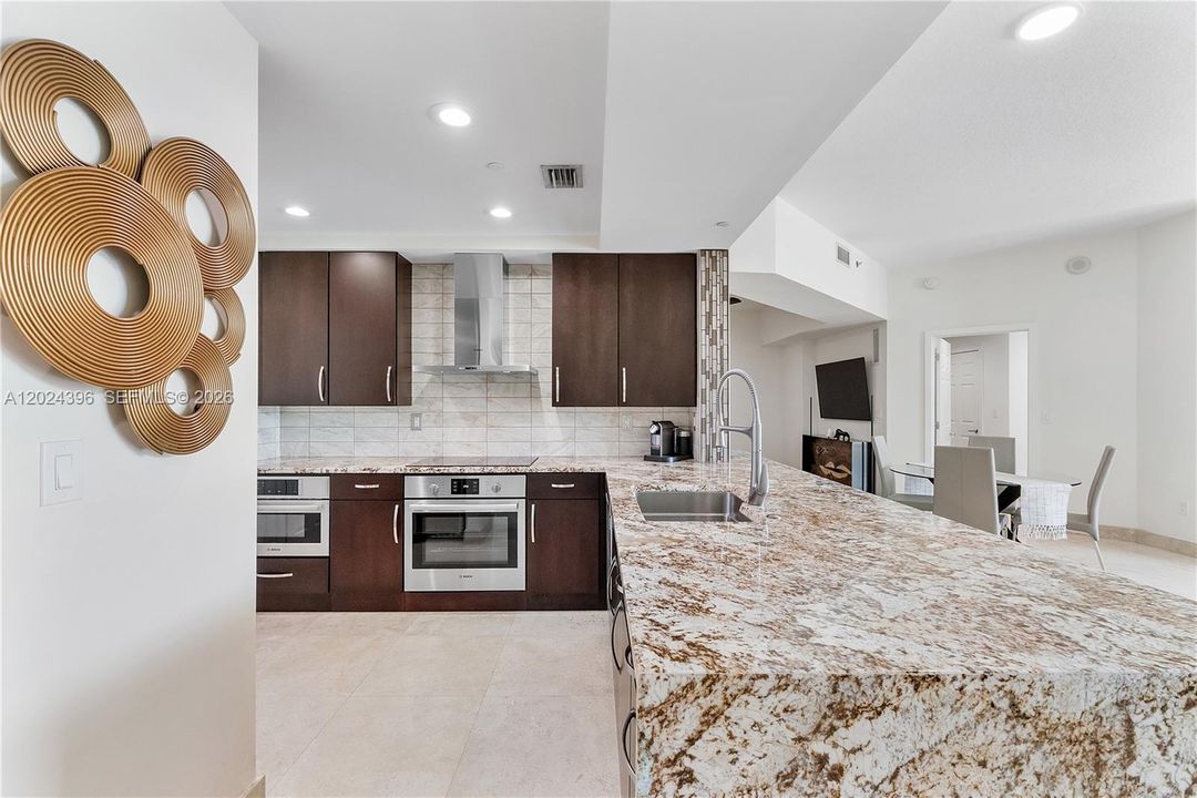 For Sale: $575,000 (1 beds, 1 baths, 1384 Square Feet)