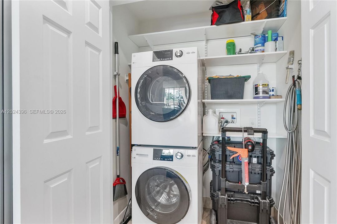 For Sale: $575,000 (1 beds, 1 baths, 1384 Square Feet)
