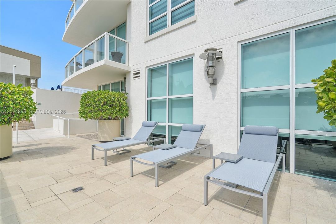 For Sale: $575,000 (1 beds, 1 baths, 1384 Square Feet)