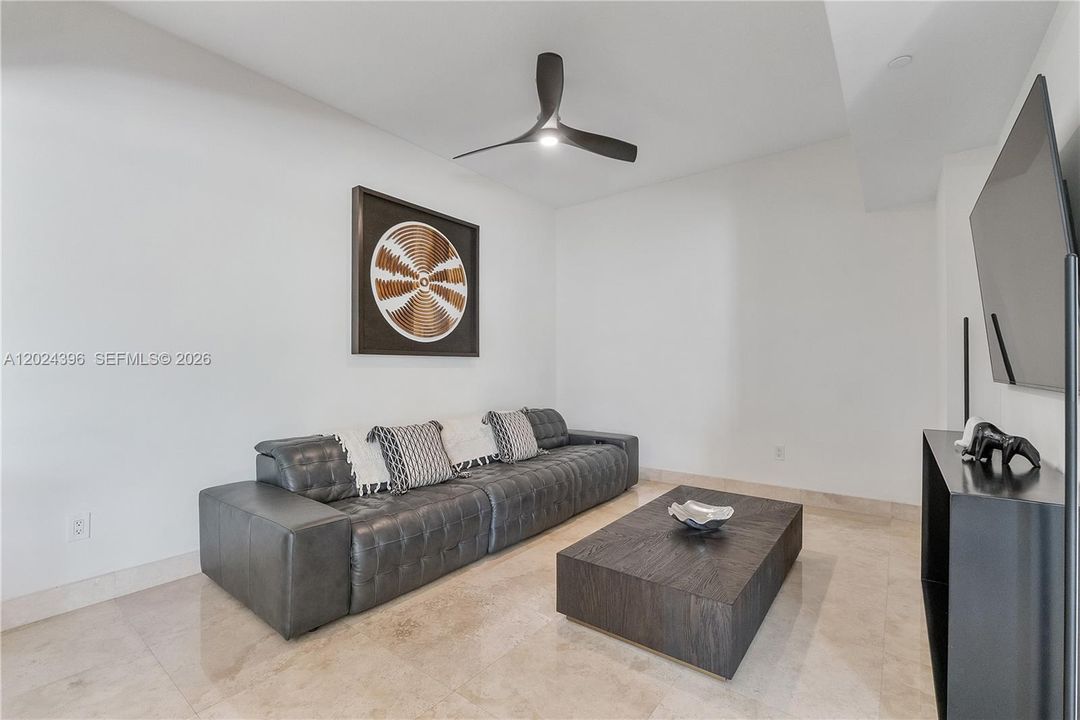 For Sale: $575,000 (1 beds, 1 baths, 1384 Square Feet)