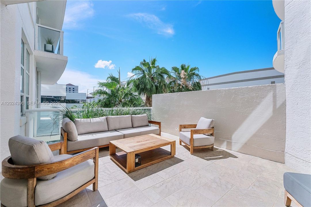 For Sale: $575,000 (1 beds, 1 baths, 1384 Square Feet)