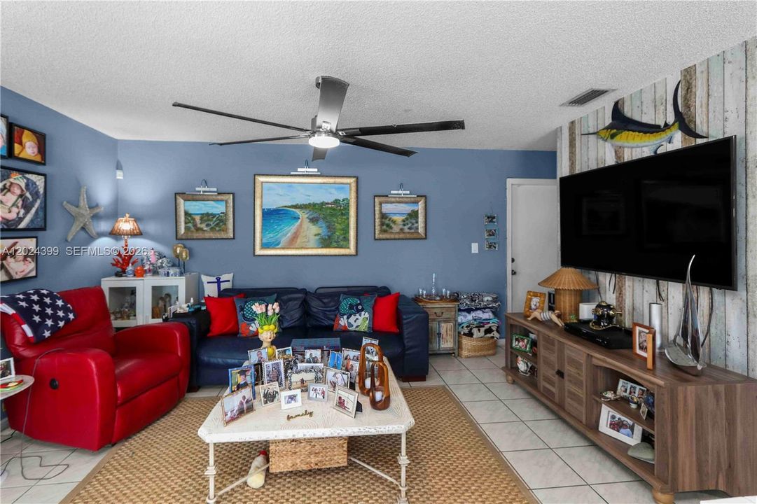 En Venta: $595,900 (3 camas, 2 baños, 1669 Pies cuadrados)