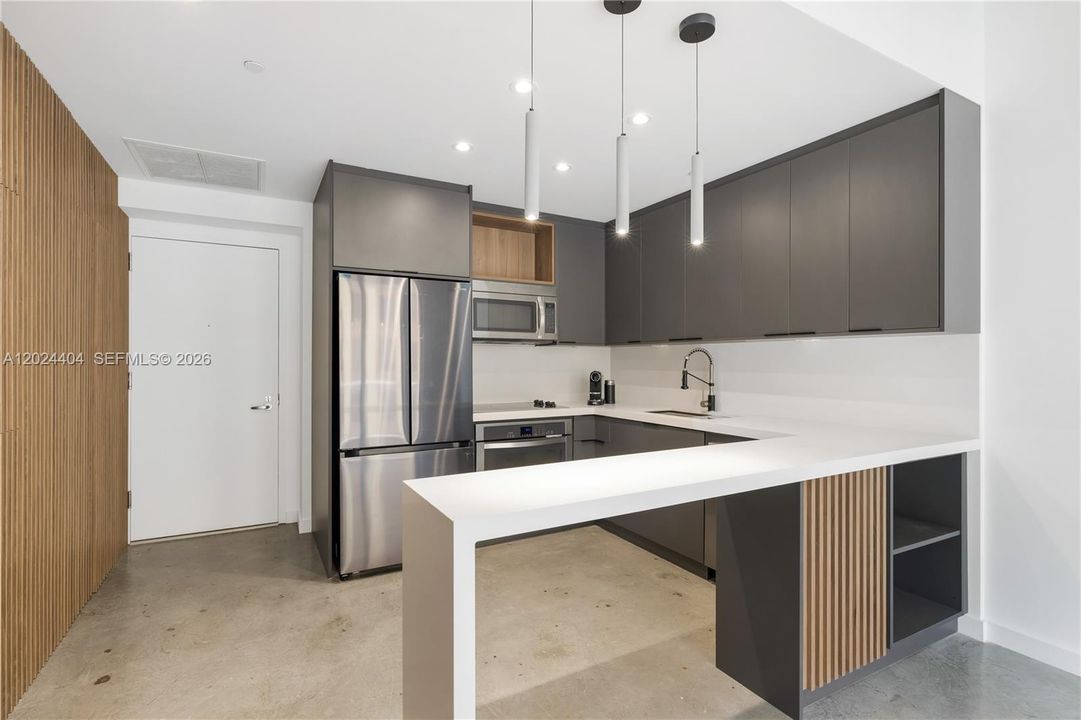 For Sale: $369,000 (1 beds, 1 baths, 526 Square Feet)