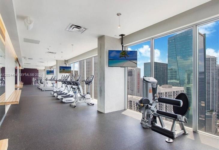 For Sale: $369,000 (1 beds, 1 baths, 526 Square Feet)