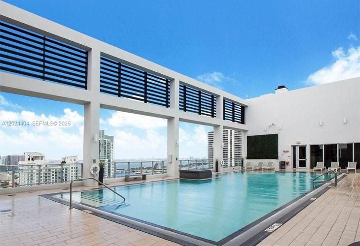 For Sale: $369,000 (1 beds, 1 baths, 526 Square Feet)