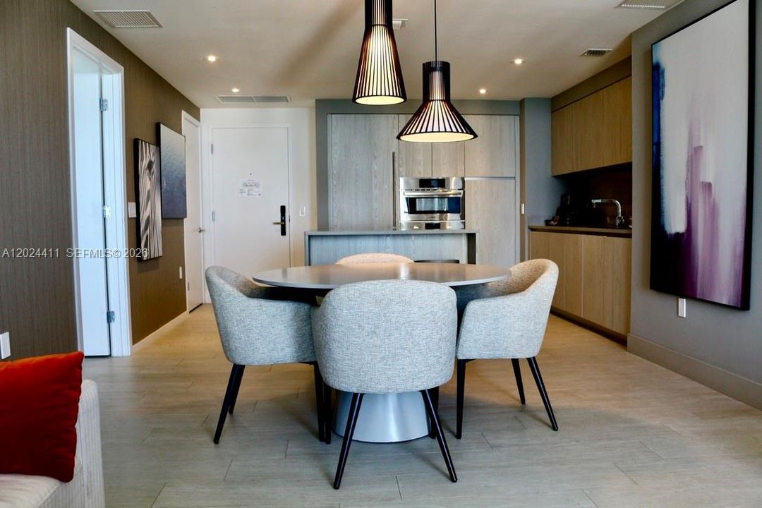 For Sale: $725,000 (2 beds, 2 baths, 1055 Square Feet)