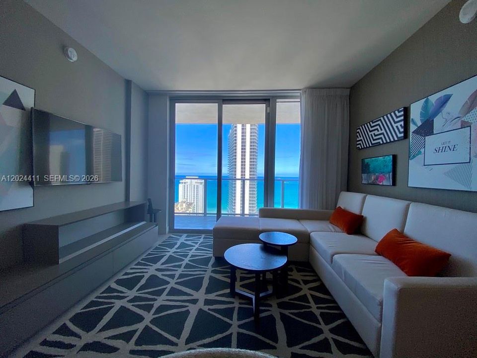 For Sale: $725,000 (2 beds, 2 baths, 1055 Square Feet)