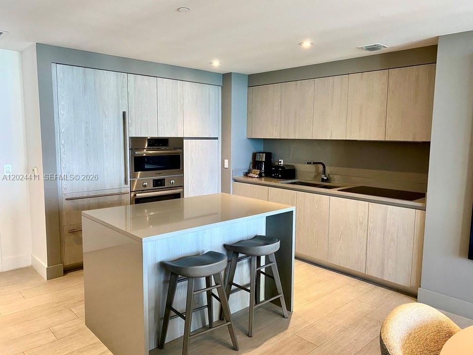 For Sale: $725,000 (2 beds, 2 baths, 1055 Square Feet)