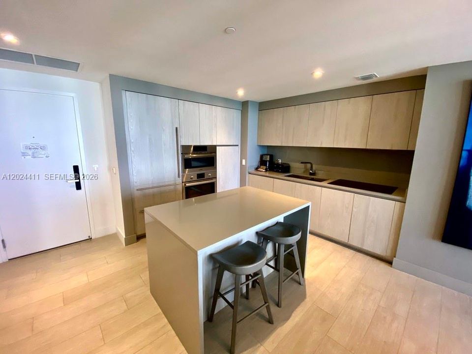 For Sale: $725,000 (2 beds, 2 baths, 1055 Square Feet)