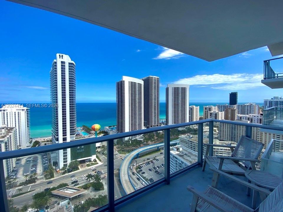 For Sale: $725,000 (2 beds, 2 baths, 1055 Square Feet)