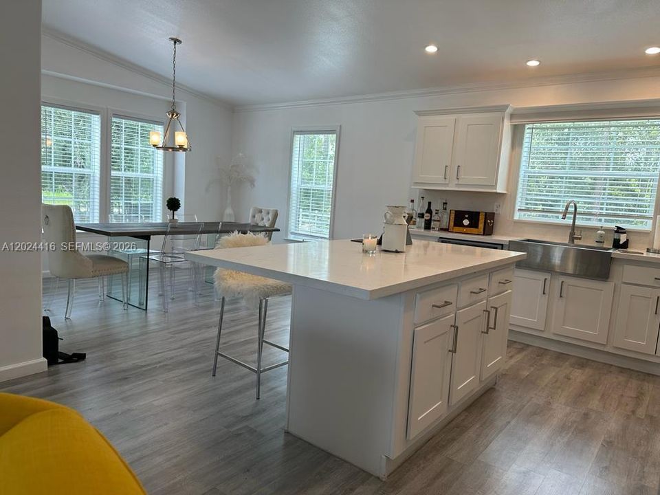 For Sale: $800,000 (3 beds, 2 baths, 1256 Square Feet)