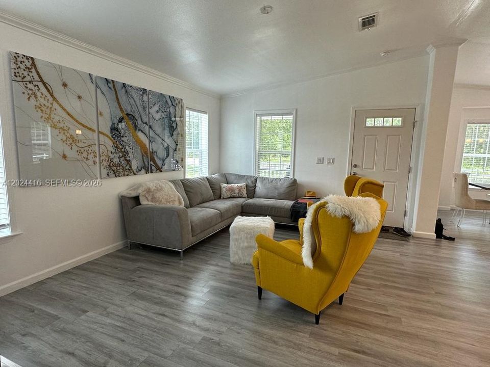 For Sale: $800,000 (3 beds, 2 baths, 1256 Square Feet)