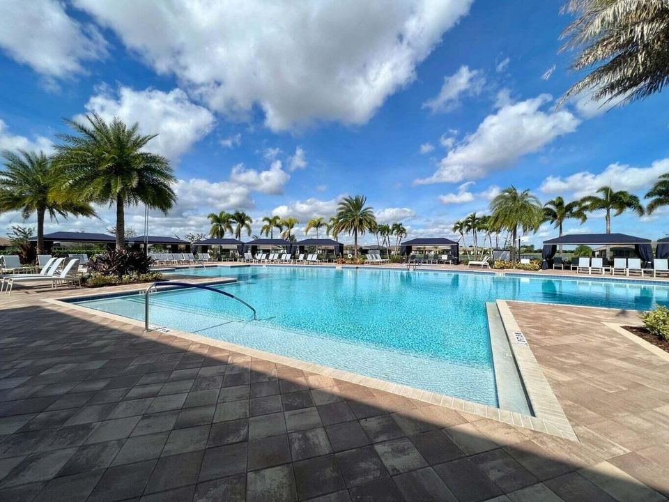 Valencia Cay Amenities